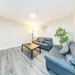 Ryan Air I Bnb - Huge 4 Bedroom House With Free Parking