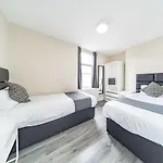Ryan Air I Bnb - Huge 4 Bedroom House With Free Parking
