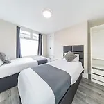 Ryan Air I Bnb - Huge 4 Bedroom House With Free Parking