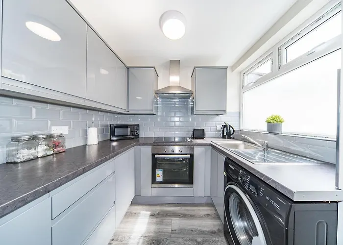 Ryan Air I Bnb - Huge 4 Bedroom House With Free Parking