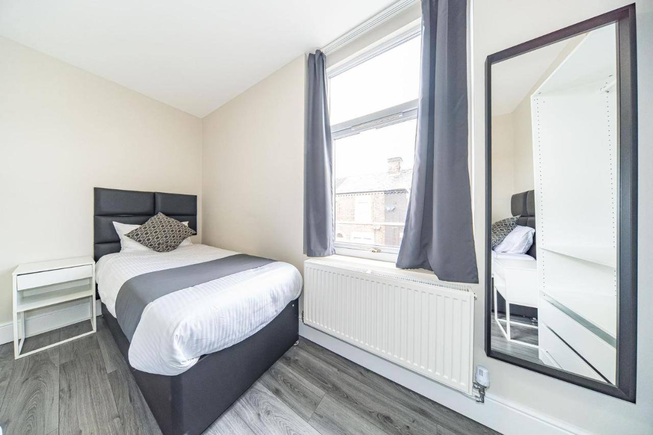 Ryan Air I - Huge 4 Bedroom House With Free Parking Holiday home Liverpool