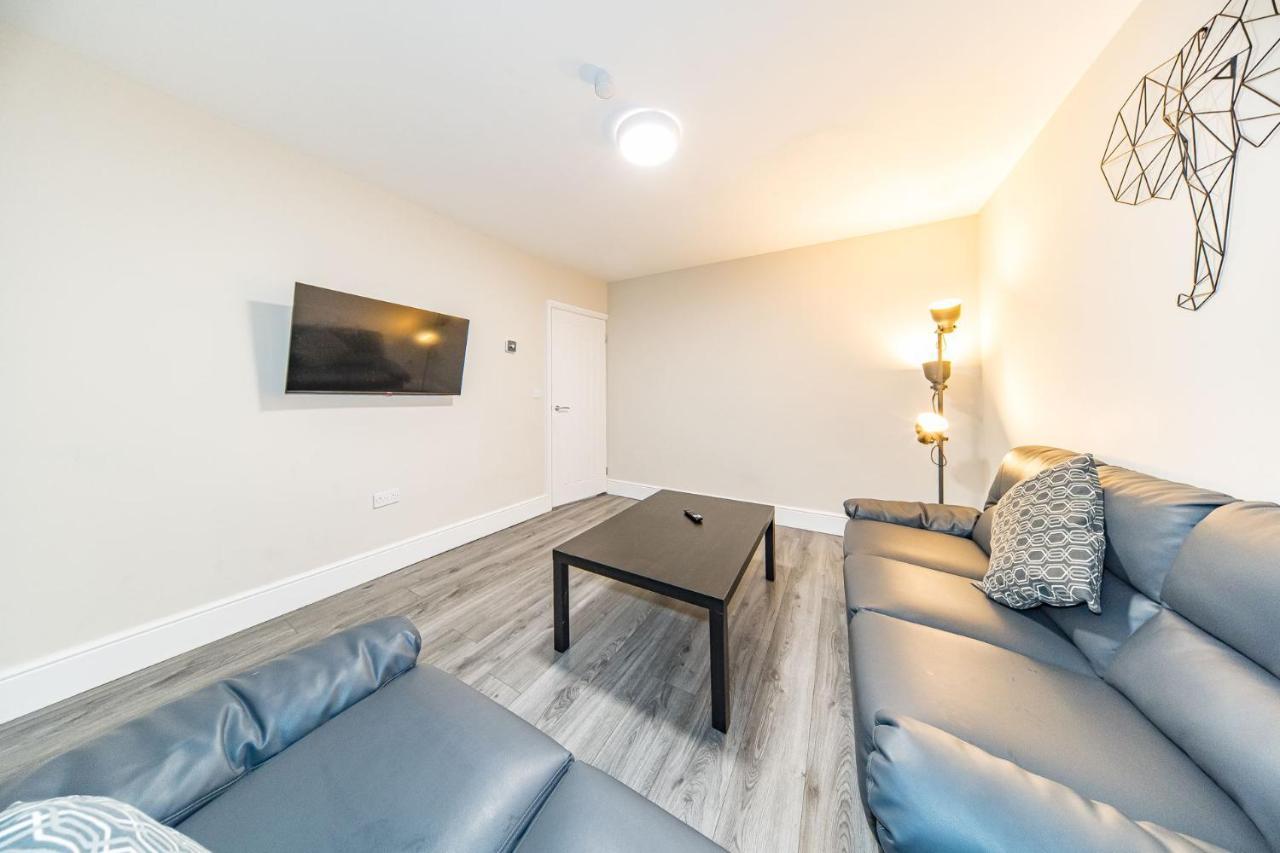 Ryan Air I - Huge 4 Bedroom House With Free Parking Holiday home *