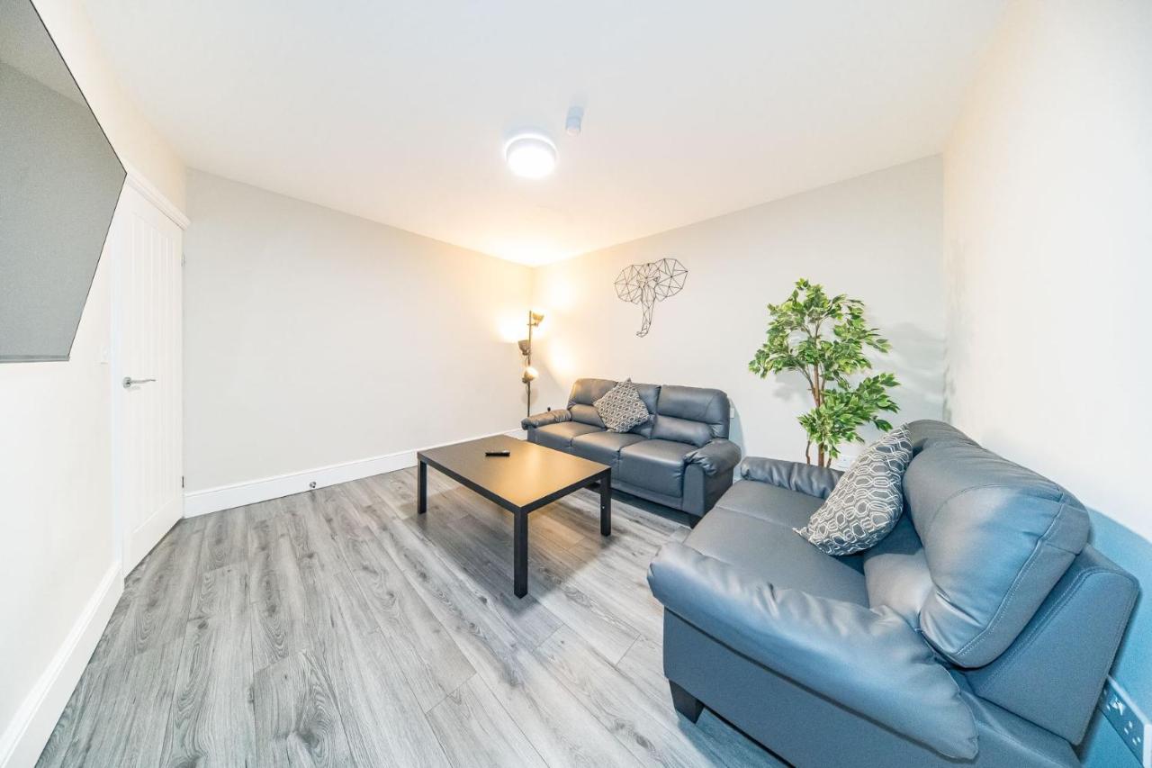 Ryan Air I - Huge 4 Bedroom House With Free Parking Holiday home