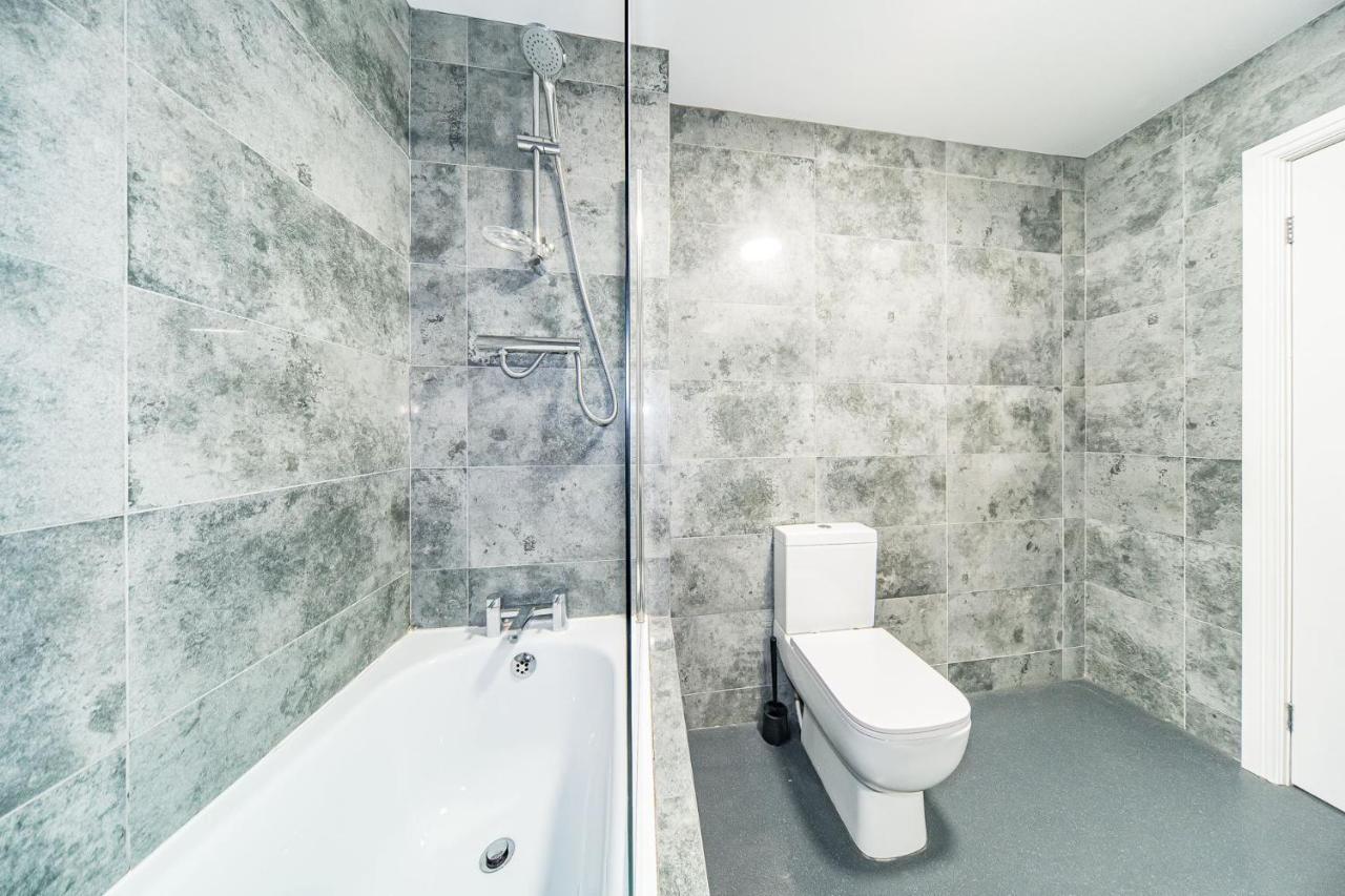 Ryan Air I - Huge 4 Bedroom House With Free Parking