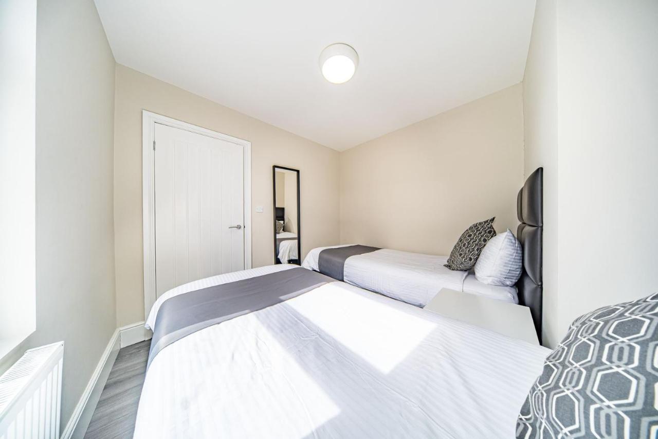 Holiday home Ryan Air I - Huge 4 Bedroom House With Free Parking *