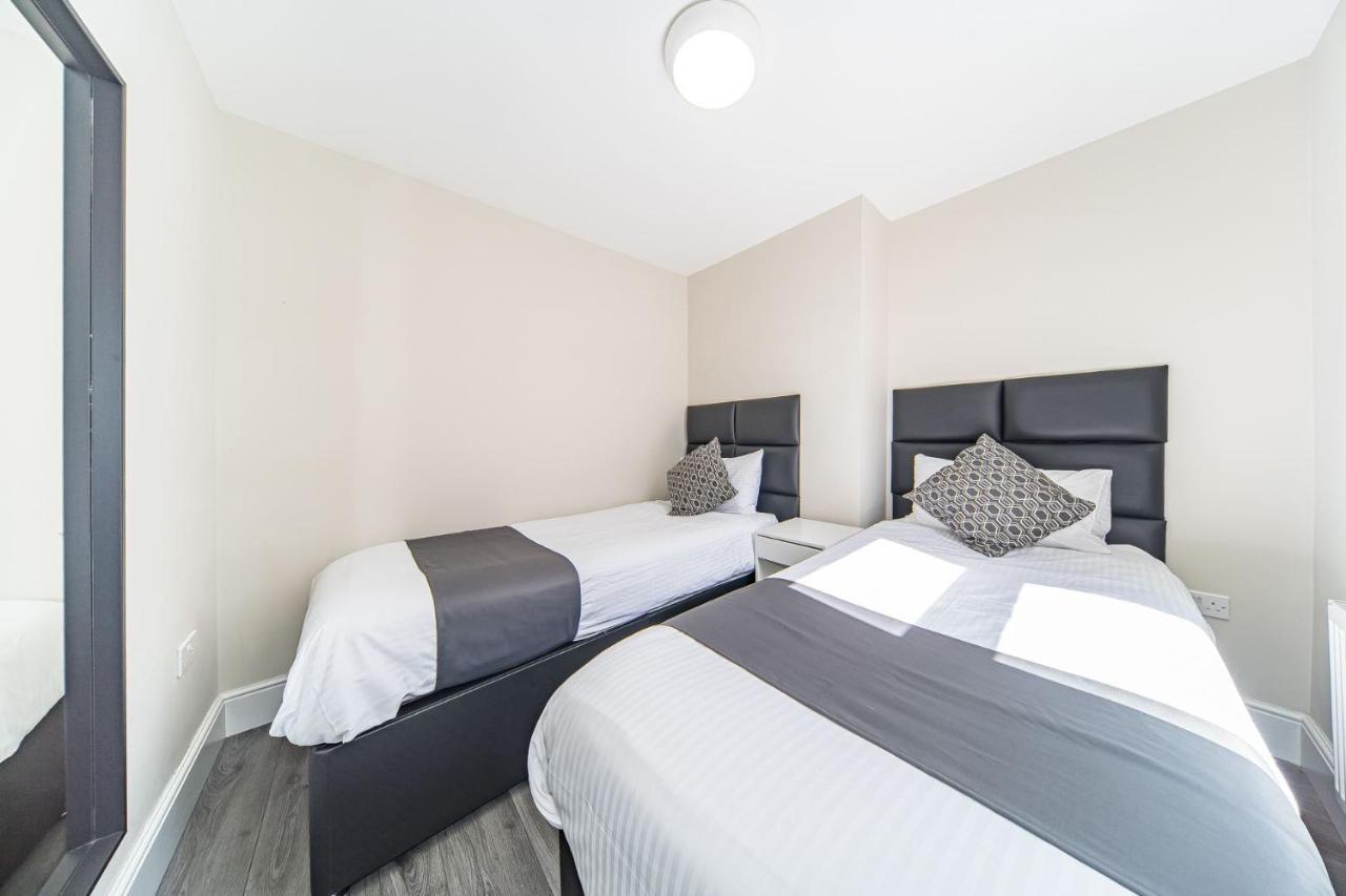 Ryan Air I - Huge 4 Bedroom House With Free Parking