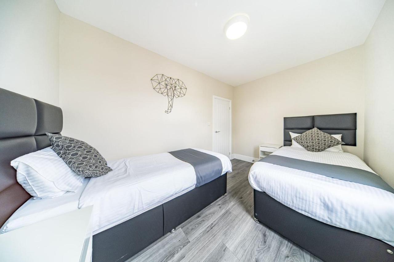 Holiday home Ryan Air I - Huge 4 Bedroom House With Free Parking Liverpool