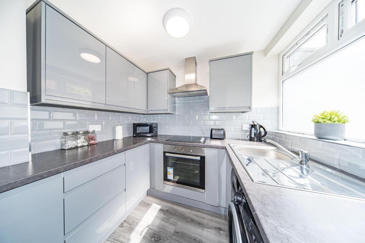Ryan Air I - Huge 4 Bedroom House With Free Parking * Liverpool