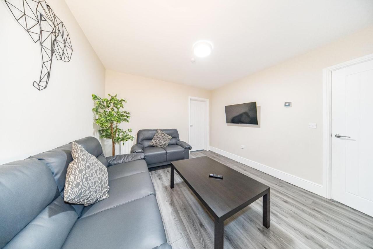 Ryan Air I - Huge 4 Bedroom House With Free Parking Liverpool