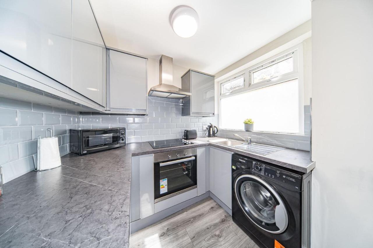 Ryan Air I - Huge 4 Bedroom House With Free Parking *