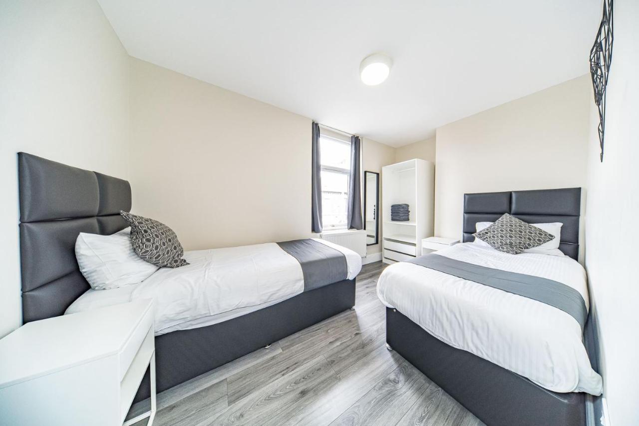 Ryan Air I - Huge 4 Bedroom House With Free Parking Holiday home *