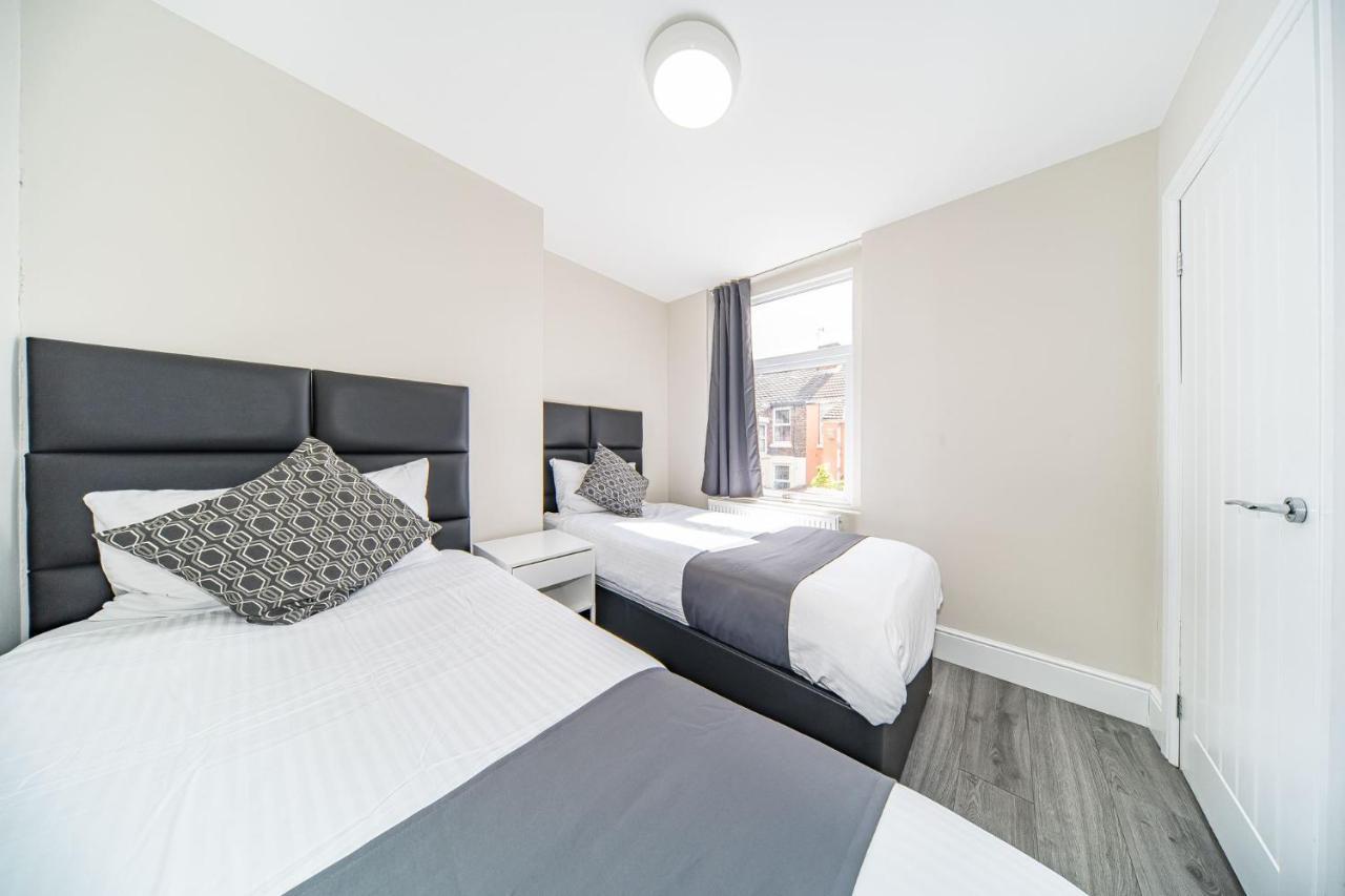 Holiday home Ryan Air I - Huge 4 Bedroom House With Free Parking Liverpool