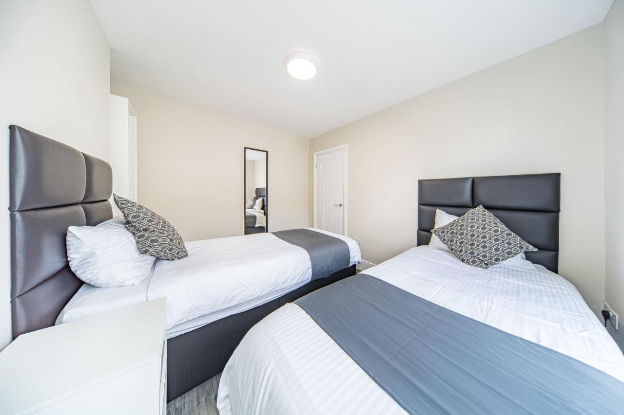 Ryan Air I - Huge 4 Bedroom House With Free Parking Liverpool