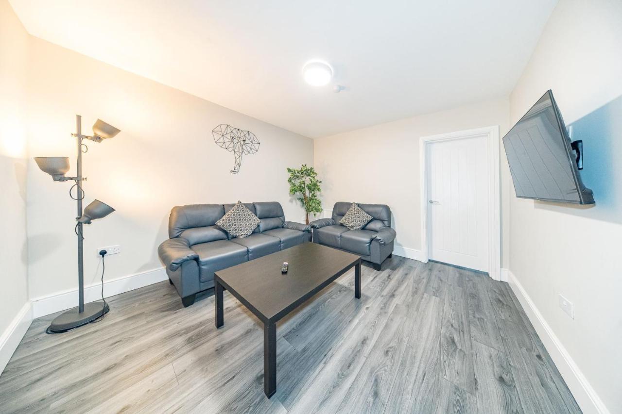 Ryan Air I - Huge 4 Bedroom House With Free Parking
