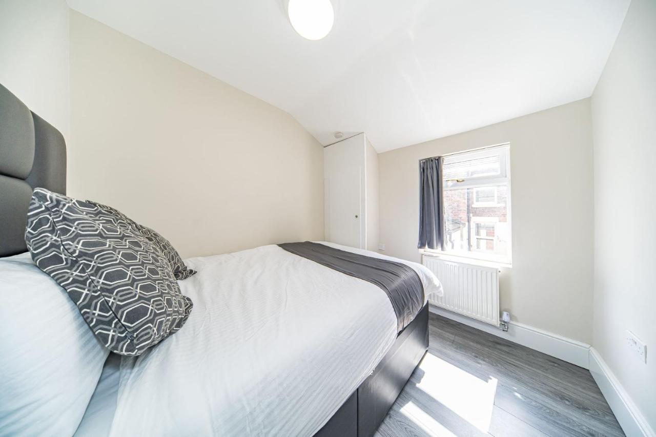 Ryan Air I - Huge 4 Bedroom House With Free Parking Holiday home