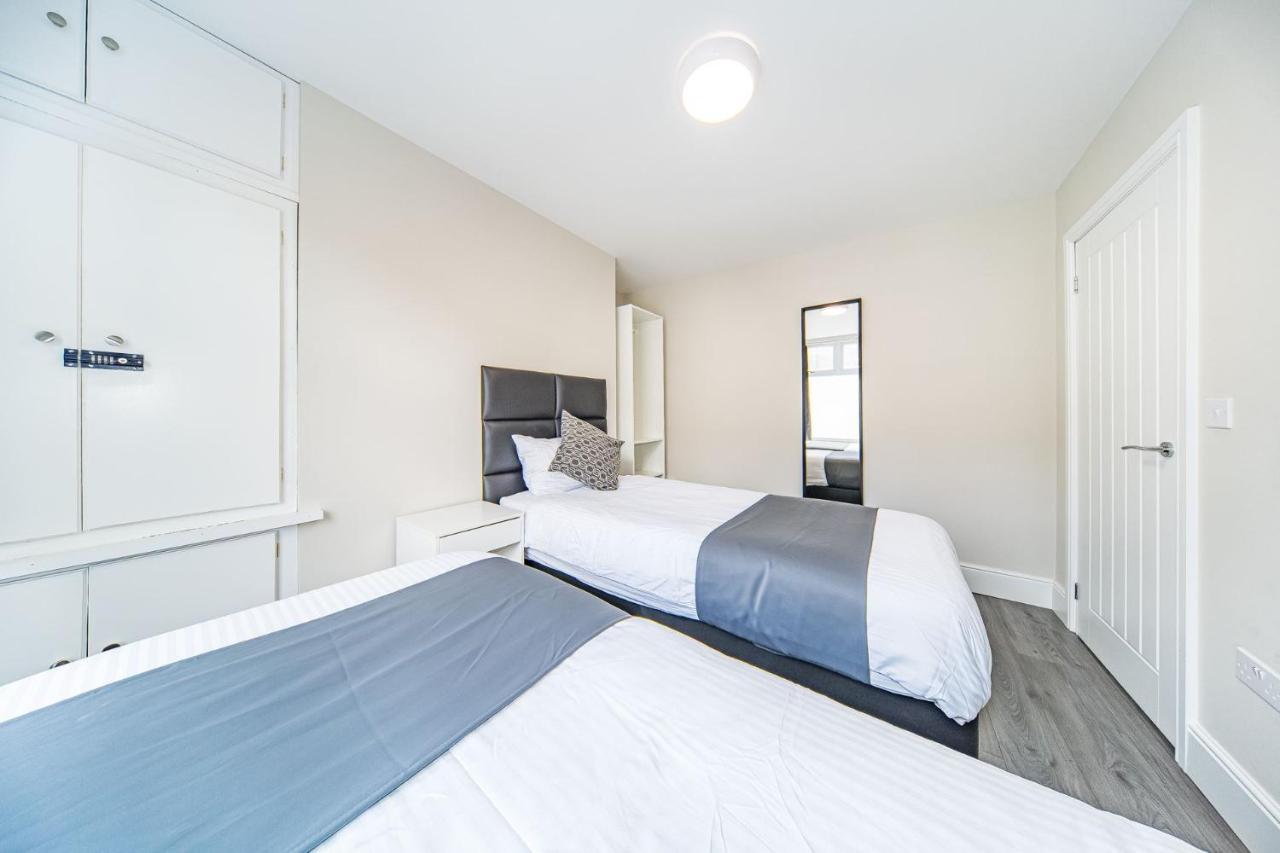Ryan Air I - Huge 4 Bedroom House With Free Parking *