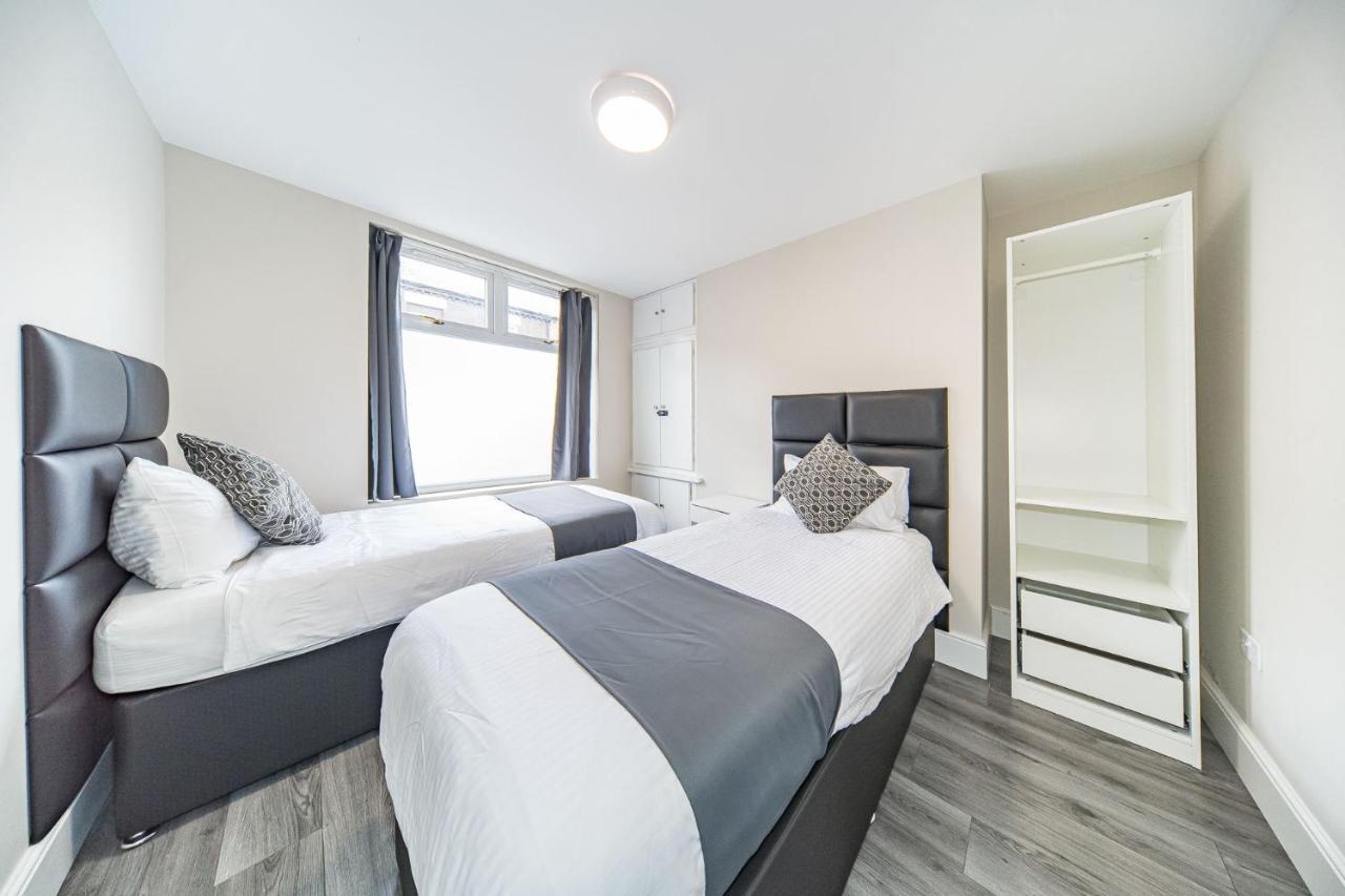 Ryan Air I - Huge 4 Bedroom House With Free Parking * Liverpool