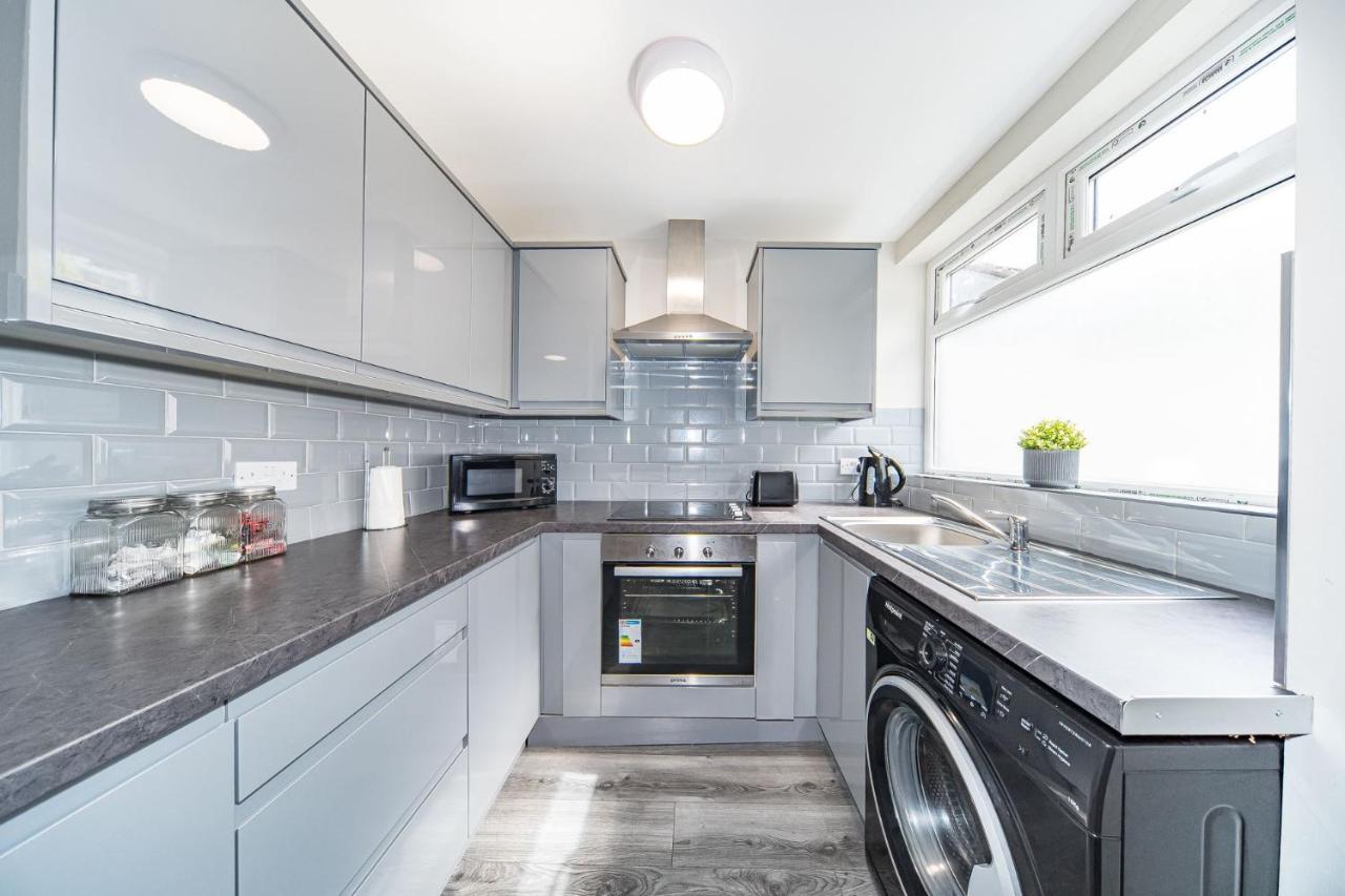 Holiday home Ryan Air I - Huge 4 Bedroom House With Free Parking