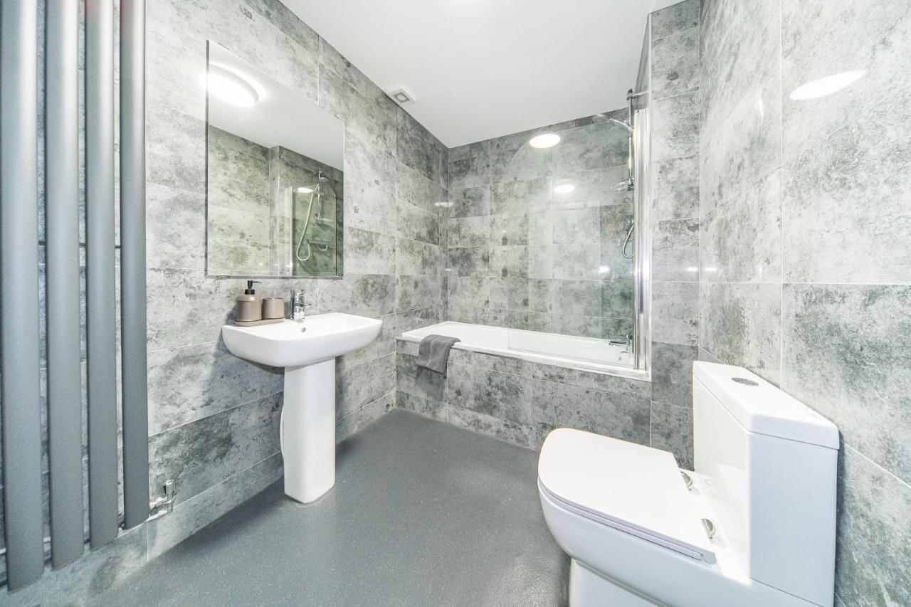 Ryan Air I - Huge 4 Bedroom House With Free Parking Liverpool