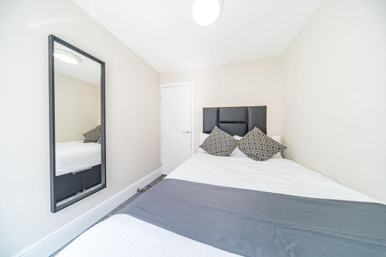 Ryan Air I - Huge 4 Bedroom House With Free Parking