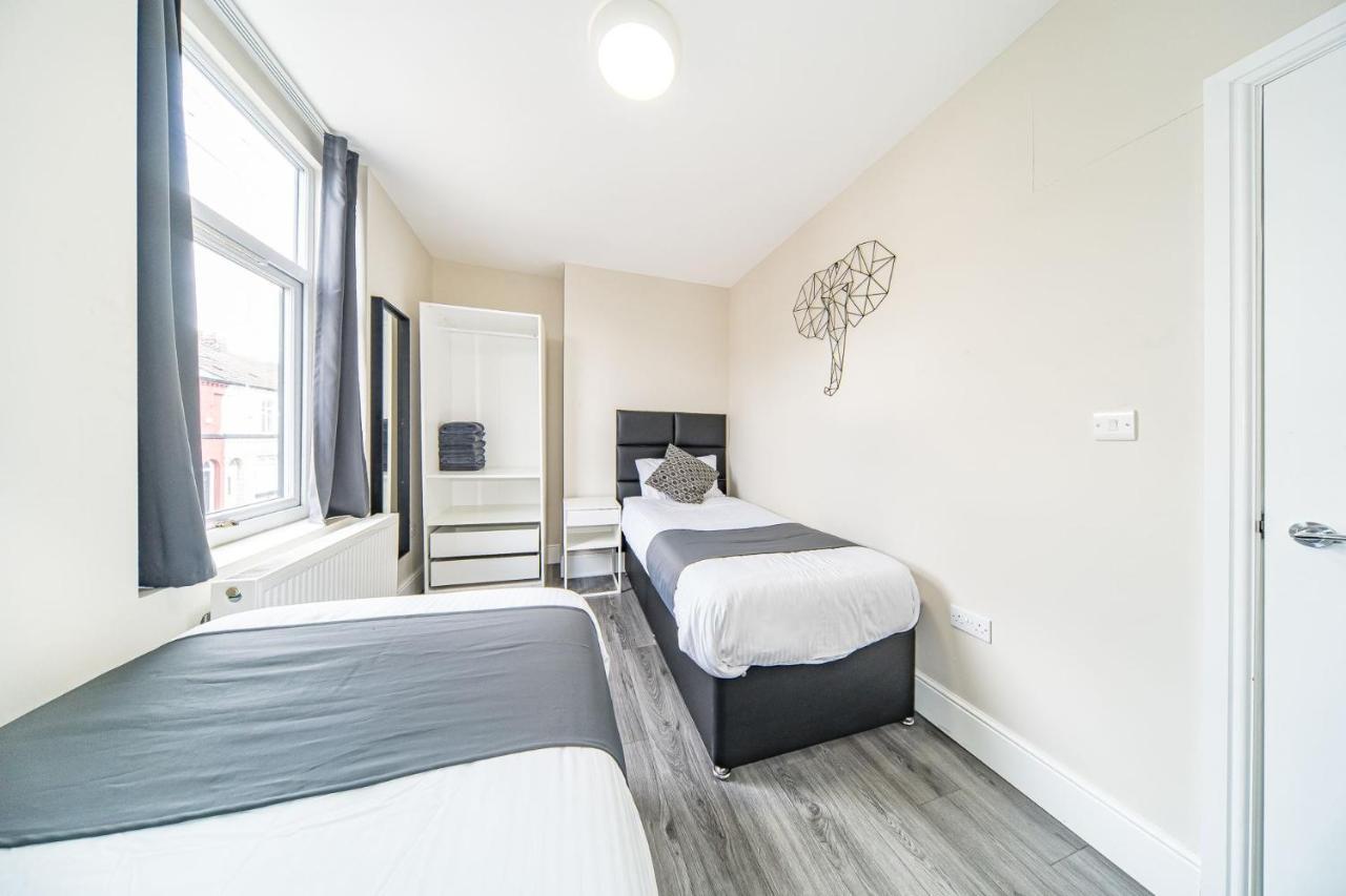Ryan Air I - Huge 4 Bedroom House With Free Parking Holiday home *