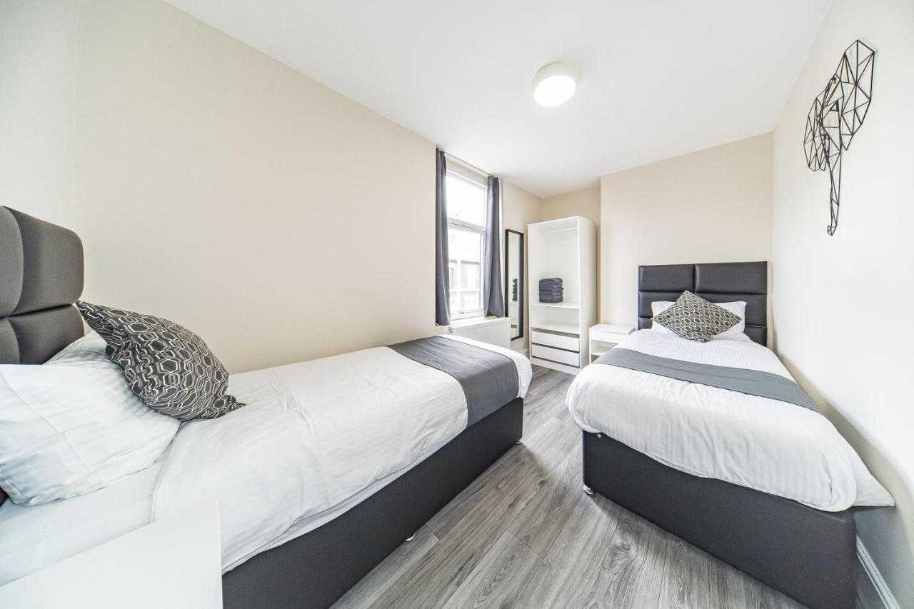 Holiday home Ryan Air I - Huge 4 Bedroom House With Free Parking Liverpool