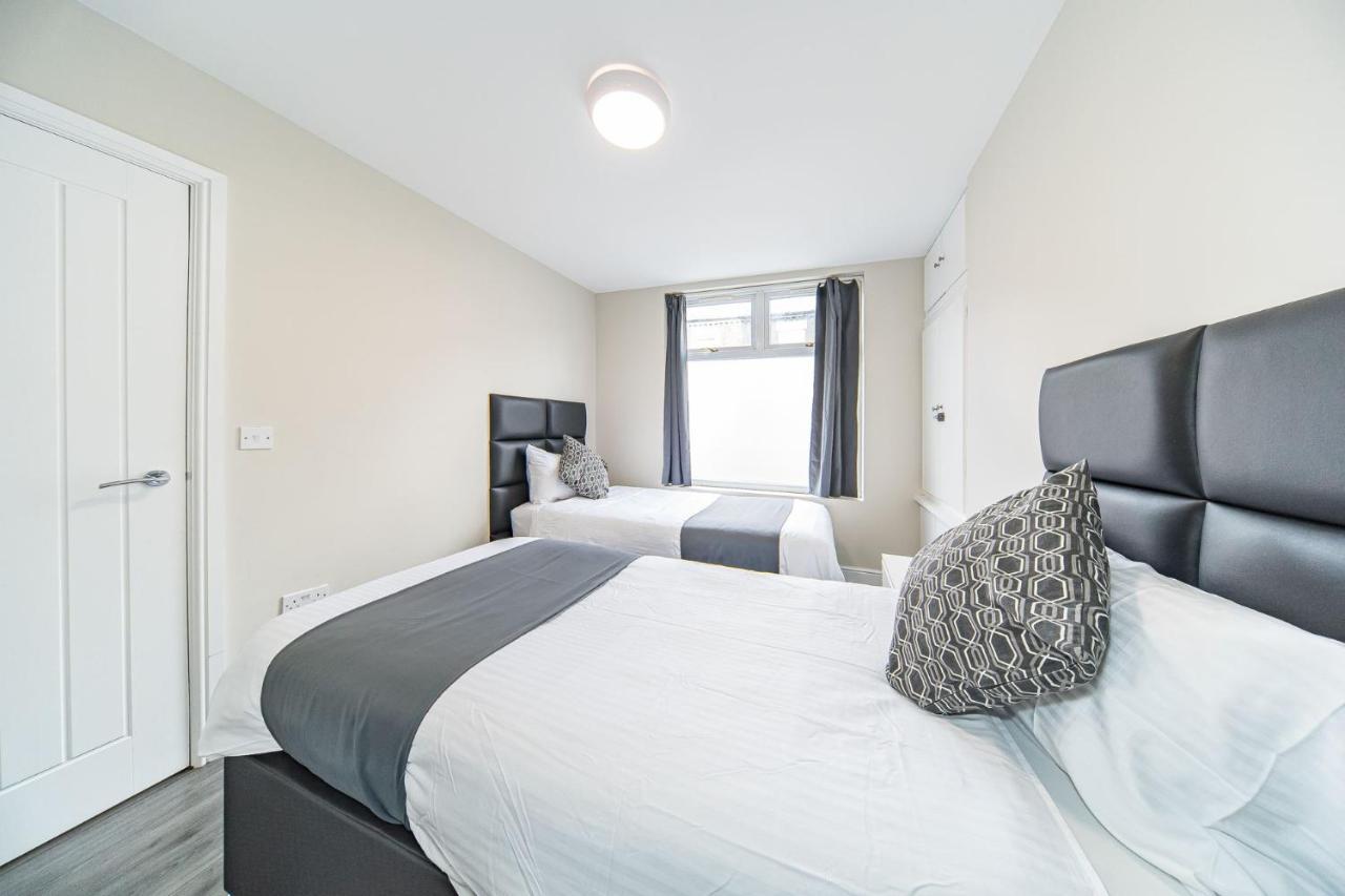 Ryan Air I - Huge 4 Bedroom House With Free Parking * Liverpool