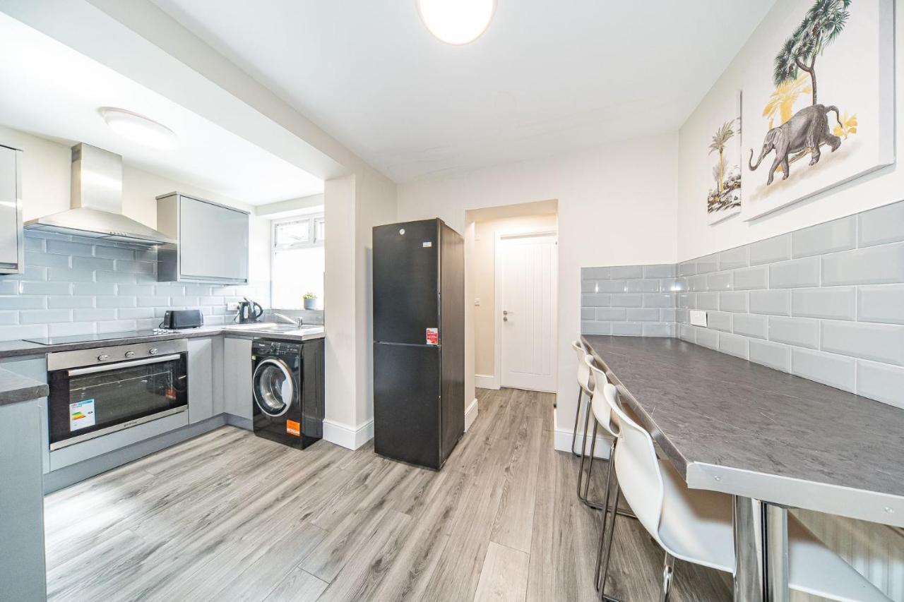Ryan Air I - Huge 4 Bedroom House With Free Parking *