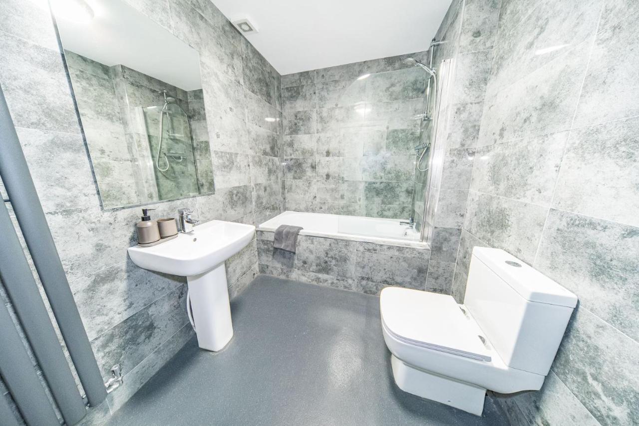 Ryan Air I - Huge 4 Bedroom House With Free Parking Holiday home *
